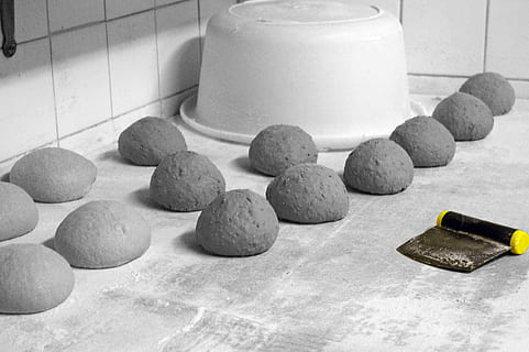 Bäckerei, Brot, Handwerker, drinnen, Stillleben, Tabelle, keine Leute, Essen und Trinken, solide, Nahansicht, Frische, Rock, Stein - Objekt, Lebensmittel, Küche, Stein, Rock - Objekt, Wohnraum, Container, Marmor, gesunder Lebensstil, High Angle View, Bodenbelag, 2K, CC0, gemeinfrei, lizenzfrei