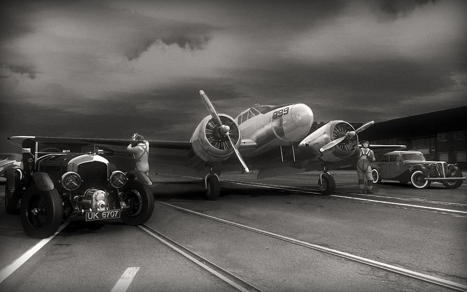 fotografia en escala de grisos, avió, cotxes, representació, logotip, modelatge, texturització, 3d, transport, estil retro, motor, vehicle aeri, passat de moda, mode de transport, núvol - cel, manera de transport, cel, persones reals, vehicle terrestre, grup de persones, aeroport, dia, pista d’aeroport, carretera, a l'aire lliure, símbol, estils de vida, viatjar, longitud completa, persones incidentals, naturalesa, homes, 1080P