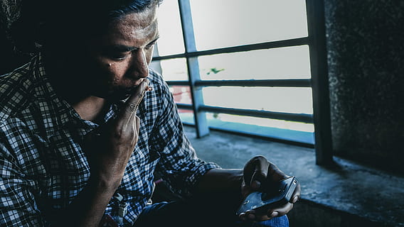 Person, schwarz, Weiß, Plaid, Smokinghemd, halten, Fenster, Schwarz und weiß, iphone, Männer, Menschen, eine Person, drinnen, Erwachsene, Sitzung, Legere Kleidung, kaukasischer Abstammung, Nur ein Mann, Lebensstile, Wohngebäude, echte Menschen, nur für Erwachsene, suchen, junger Erwachsener, Technologie, junge Männer, kabellose Technologie, herunterschauen, Kommunikation, Verbindung, Karomuster, Bart, Betrachtung, Depression - Traurigkeit, 4K