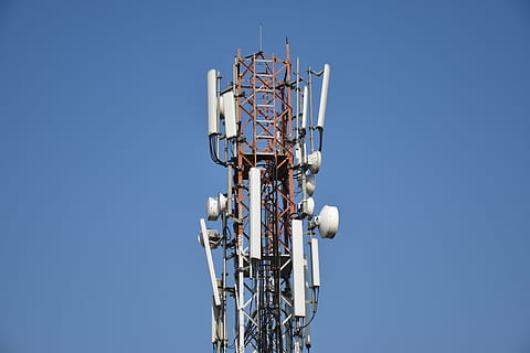 niedrig, Winkel Fotografie, elektrisch, Turm, Handy, Mobiltelefon, Netzwerk, Kommunikation, Antenne, Himmel, Flachwinkelansicht, klarer Himmel, Verbindung, Technologie, Blau, kabellose Technologie, Rundfunk-, globale Kommunikation, Satellitenschüssel, Tag, Satellit, Metall, keine Leute, Antenne - Antenne, Natur, gebaute Struktur, große Höhe, draußen, Empfang, elektrische Ausrüstung, Radiowelle, 5K, CC0, gemeinfrei, lizenzfrei