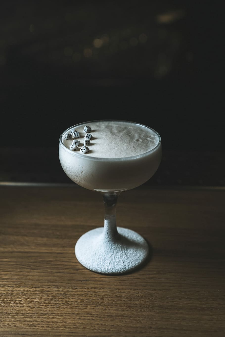 hvid, terninger, vin kop, chiaroscuro fotografering, fodstøbt glas, drikke, cocktail, sjovt, forfriskning, mad og drikke, stilleben, indendørs, alkohol, bord, ingen mennesker, træ - materiale, friskhed, glas, tæt på, mad, glas - materiale, fokus på forgrunden, enkelt objekt, skummende drikke, husholdningsudstyr, drikkeglas, vinglas, Martini, 2K