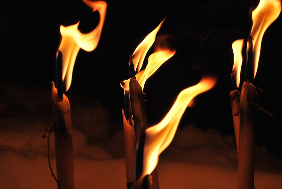 foc de la torxa, foc, torxa, fosc, flama, cremant, calor - temperatura, moviment, cap gent, primer pla, nit, infern, a l'interior, música de jazz, foc - fenomen natural, tir de l'estudi, naturalesa, color taronja, fons negre, comunicació, il·luminat, cremada, vela, destrucció, religió, 4K