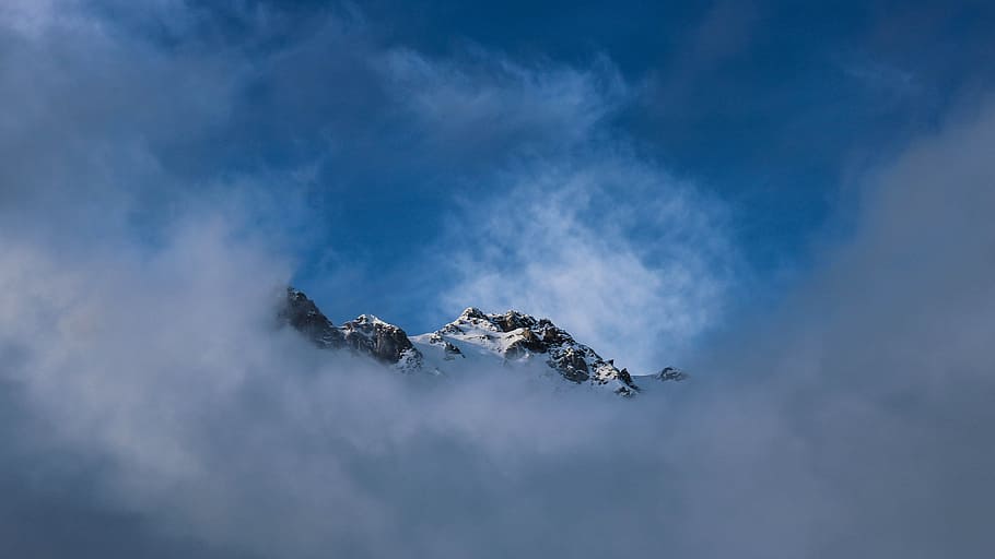 la neve, superiore, montagna, coperto, nebbia, giorno, capped, dietro a, grigio, nuvole paesaggio fotografia, picco nascosto, picco, vertice, cielo, nube, natura, picco di montagna, blu, nuvola - cielo, Paesaggi, paesaggio, all'aperto, Cloudscape, catena montuosa, bellezza nella natura, nessuno, Alpi europee, la tranquillità, ambiente, scenics - natura, temperatura fredda, inverno, terra, 4K