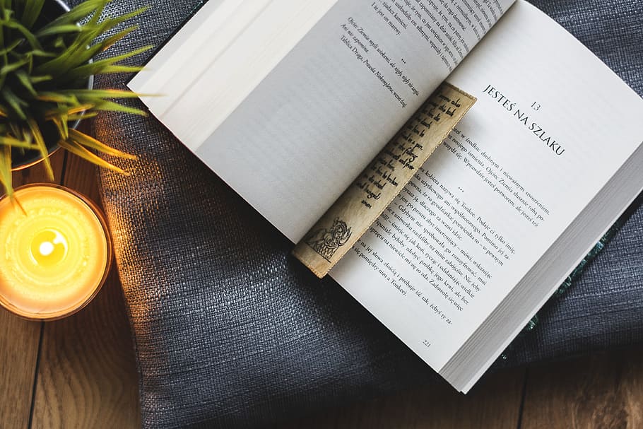 pàgina del llibre blanc, llibre, obert, llegir, llibre obert, blanc, educació, coneixement, pasatemps, la passió del Crist, paper, literatura, entreteniment, relaxació, vacances, lectura, targetes, biblioteca, estirat, vela, planta, marcador, capítol, coixí, fusta, natural, és clar, taula, publicació, natura morta, cap gent, vista d’angle alt, a l'interior, text, naturalesa, primer pla, pàgina, material de fusta, directament a sobre, frescor, dia, 4K