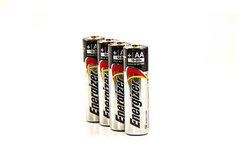 vier batterijen van de stimulator, stack, accu, energie, batterijen, wit, witte achtergrond, beeld, studio opname, uitknippen, binnenshuis, detailopname, kopie ruimte, geen mensen, technologie, uitrusting, enkel object, stilleven, verbinding, kabel, elektrische component, communicatie, stroomvoorziening, controle, elektronische industrie, door de mens gemaakt, door de mens gemaakt object, elektrische apparatuur, 5K, CC0, publiek domein, royaltyvrij