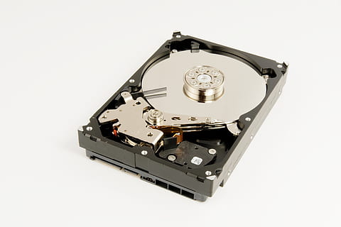 hdd internal hitam, ingatan, media penyimpanan, perangkat keras, hdd, teknologi, digital, komputer, pc, elektronik, tembakan studio, latar belakang putih, memotong, objek tunggal, komunikasi, dalam ruangan, logam, tidak ada orang, koneksi, peralatan, rusak, tampilan sudut tinggi, industri elektronik, menyalin ruang, Abu-abu, merapatkan, warna putih, peralatan listrik, berwarna perak, tandas, baja, 2K, CC0, domain publik, bebas royalti