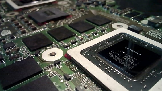 processeur nvidia, Nvidia, gpu, électronique, pcb, planche, processeur, circuit, puce, ordinateur, Puissance, composant, La technologie, Matériel, macro, carte vidéo, haute technologie, Industrie électronique, circuit imprimé, puce informatique, industrie, équipement, fermer, équipement informatique, lien, personne, la communication, à l'intérieur, carte mère, vue grand angle, complexité, partie informatique, équipement électrique, nombre, la musique, composant électrique, 1080P, CC0, domaine public, libre de droits