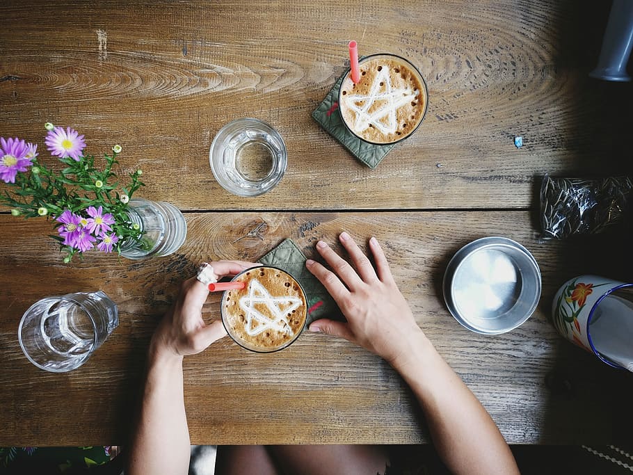 cong café, cong, bar, Vietnam, caffè, bere, potabile, mani, vista dall'alto, vietnamita, legna, tavolo, legno - materiale, donne, persone, cibo, mano umana, stili di vita, solo una donna, in casa, direttamente sopra, una persona, solo donne, cibo e bevande, parte del corpo umano, freschezza, bicchiere, mano, rinfresco, attrezzature domestiche, utensile da cucina, persone reali, adulto, 4K