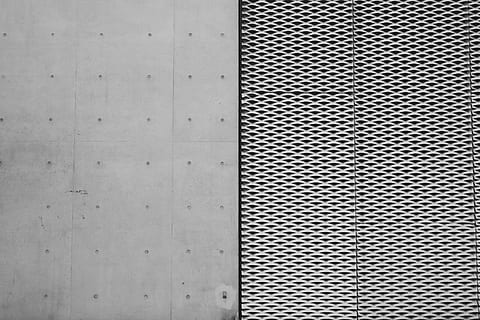 grijs, metaal, verzinkt, vel, grijze stalen frames, industrieel, patroon, structuur, muur, achtergronden, volledig kader, getextureerde, ingebouwde structuur, geen mensen, muur - bouwfunctie, architectuur, detailopname, gat, buitenkant van het gebouw, vorm, dag, ontwerp, legering, ijzer - metaal, geometrische vorm, staal, buitenshuis, abstract, zilverkleurig, plaat metaal, beton, getextureerd effect, 4K, CC0, publiek domein, royaltyvrij