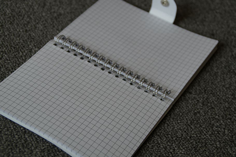 quadern, nota, notes, diari, bindung, entrar, sortir, Escriu a sota, fulletó, llibre, assumpte, buit, obert, quadres, sense títol, en blanc, pàgines buides, paper, vista d’angle alt, cap gent, bloc de notes, primer pla, a l'interior, taula, natura morta, senzillesa, dia, anticipació, quadern d’espiral, centrar-se en primer pla, patró comprovat, esport, bolígraf, sòls, sol objecte, patró, 5K
