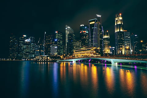 panoràmica, fotografia, paisatge urbà, fotografia de paisatge, de gran alçada, edificis, cos, aigua, Singapur, per la nit, gratacels, llum, nit, reflexió, riu, horitzó urbà, arquitectura, districte del centre de la ciutat, escena urbana, il·luminat, lloc famós, vespre, ciutat, estructura construïda, exterior de l'edifici, torre, edifici d'oficines, modern, asia, davant del mar, crepuscle, cel, fosc, viatjar, negocis, blau, equips d’il·luminació, districte financer, edifici, exterior d’edifici d’oficines, paisatge, pont, barri residencial, pont - estructura feta per l'home, cap gent, alta - alta, a l'aire lliure, badia, 5K, CC0, domini públic, lliure de regalies