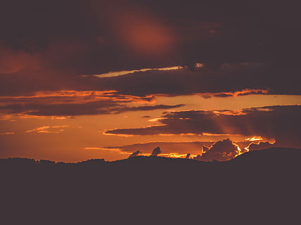 siluetas, kalnas, Debesuota, dangus, „cloudscape“, saulės šviesa, spindulys, oranžinė, auksinė valanda, debesis, naktis, kraštovaizdį, tamsus, paniuręs, miesto, šviesa, Brazilija, fonas, tapetai, pobūdį, taika, vinicu, saulėlydis, grožis gamtoje, debesis - dangus, vaizdai - gamta, ramioje scenoje, ramybė, oranžinė spalva, aplinką, nėra žmonių, idiliškas, dramatiškas dangus, ne miesto scenoje, kalnų, lauke, kalnų viršūnė, 4K, CC0, Viešasis domenas, nemokamai