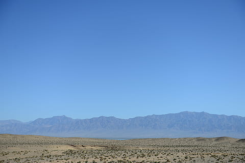 ferne Hügel, öffnen, Wüste, Blau, Landschaft, Umgebung, Szenen - Natur, Himmel, kopieren sie platz, Land, Berg, Schönheit in der Natur, klarer Himmel, ruhige Szene, keine Leute, Natur, Tag, Nicht-städtische Szene, Ruhe, Fernbedienung, Reiseziele, trockenes Klima, Gebirge, Klima, draußen, halbtrocken, 5K, CC0, gemeinfrei, lizenzfrei