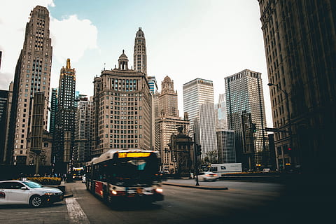blanc, negre, autobús, carretera, foto, bus vermell, a la carretera, nova York, EUA, Manhattan - Nova York, escena urbana, ciutat, trànsit, cotxe, taxi, vida de ciutat, gratacels, paisatge urbà, carrer, Estat de Nova York, districte del centre de la ciutat, exterior de l'edifici, estructura construïda, arquitectura, llocs de viatges, a l'aire lliure, lloc famós, horitzó urbà, transport, dia, imatge en color, manera de transport, automòbil, edifici, vehicle terrestre, transport públic, exterior d’edifici d’oficines, alta - alta, torre, cel, carrer de la ciutat, modern, autobús de dos pisos, districte financer, fletxa, 5K, CC0, domini públic, lliure de regalies