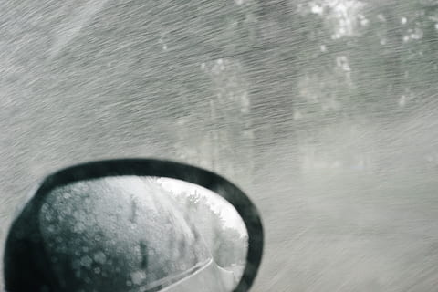 Starkregen, Natur, Glas - Material, Wasser, Reflexion, Nahansicht, Regen, keine Leute, drinnen, Tag, transparent, nass, Bewegung, Transportmittel, fallen, Transport, Fokus auf den Vordergrund, Fahrzeuginnenraum, Essen und Trinken, draußen, Regenzeit, Regentropfen, 4K, CC0, gemeinfrei, lizenzfrei