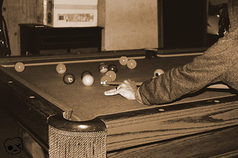 Billard, Schwimmbad, spielen, Bar, aushängen, Salon, poolball, Freizeitbeschäftigung, eine Person, Billardtisch, Billard - Queuesport, echte Menschen, Ball, Tabelle, drinnen, Entspannung, Freizeitspiele, Hand, Pool Queue, Sport, menschliches Körperteil, Snooker, Lebensstile, menschliche Hand, Männer, Fertigkeit, Finger, 1080P, CC0, gemeinfrei, lizenzfrei