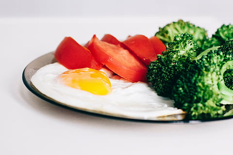venn egg, brokkoli, skivet, tomatplate, egg, tomater, frokost, mat, sunn, måltid, lunsj, tallerken, nydelig, velsmakende, mat og Drikke, spise sunt, friskhet, velvære, klar til å spise, innendørs, grønnsak, nærbilde, stekt egg, ingen folk, studio skudd, stekt, grønn, stilleben, eggeplomme, Solsiden opp, 4K, CC0, offentlig domene, opphavsrett gratis