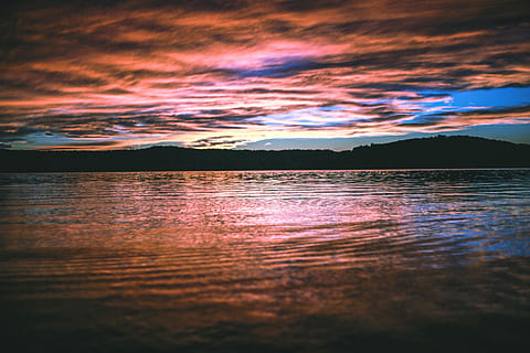 reflekterende, fotografering, bjerg, legeme, vand, hav, skyernes horisont, solnedgang, solopgang, Sky, sø, himmel, krusning, afspejling, daggry, lyserød, rød, farverige himmel, natur, farve, sky - himmel, skønhed i naturen, scenics - natur, ro, rolig scene, idyllisk, havnefronten, ingen mennesker, dramatisk himmel, ikke-urbane scene, orange farve, udendørs, romantisk himmel, 5K, CC0, offentligt domæne, royaltyfrie