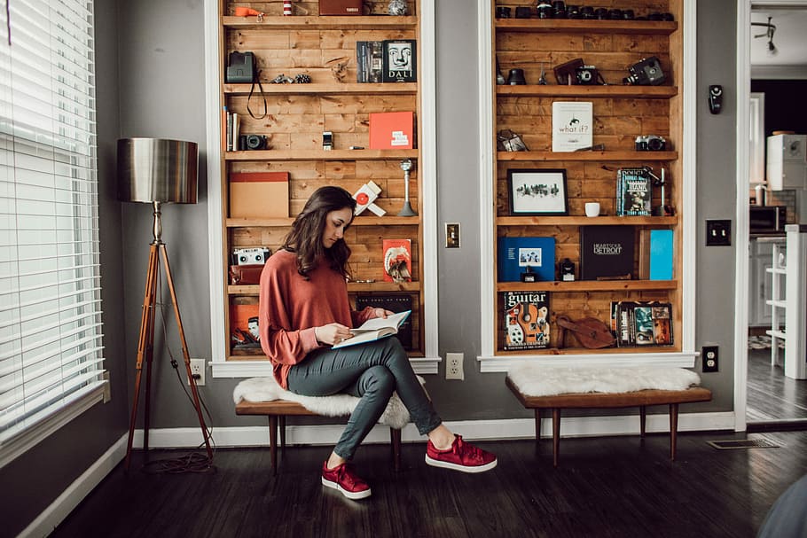 donna, seduta, lettura della sedia, dentro, camera, lettura, libro, telecamera, persona, interno, mensola, attrezzatura fotografica, lampada, scaffale, brunetta, ragazza, luce naturale, femmina, signora, giovane, scarpa rossa, maglione, lunghezza intera, abbigliamento casual, in casa, stanza domestica, due persone, metà adulto, sedia, posto a sedere, stili di vita, adulto, vita domestica, tecnologia, donne, persone, interno di casa, mobilia, metà uomini adulti, solidarieta, coppia - relazione, pavimentazione, 5K