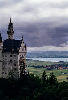 hormigón, castillo, rodeado, arboles, azul, gris, tiempo de día, edificio, nube, torre, punto de referencia, agua, arquitectura, lugar famoso, historia, Europa, al aire libre, exterior del edificio, estructura construida, nadie, cielo, nube - cielo, naturaleza, árbol, religión, lugar de adoración, planta, espiritualidad, creencia, día, Distrito residencial, aguja, 5K, CC0, dominio público, libre de derechos