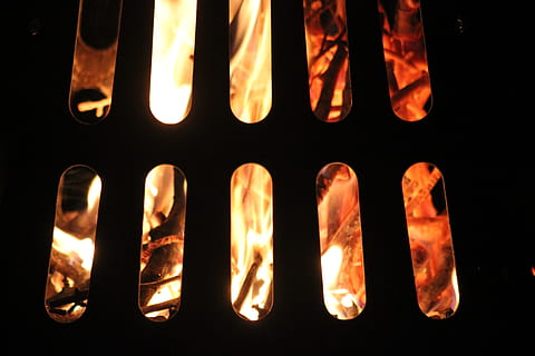fuego, llama, horneando, ardiente, madera, frontera, flameante, hoguera, resplandor, quemar, bruja, elemento, hogar, calor, fondo negro, salud y medicina, nadie, en una fila, Examen médico, calor - temperatura, comida y bebida, radiografia medica, iluminado, ciencia, de cerca, adentro, comida, naturaleza, fuego - fenómeno natural, orden, hospital, luminosidad, 5K, CC0, dominio público, libre de derechos