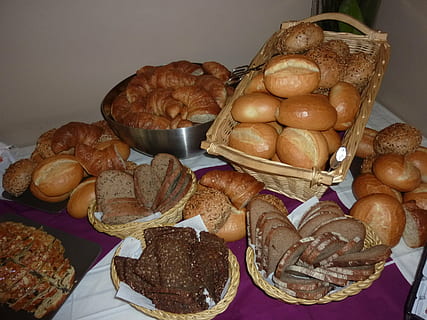 Desayuno buffet, un pan, panes, rodar, croissants, cesta, comida, productos horneados, desayuno, frisch, restaurante, buffet, comer, gastronomía, desayunar, crujiente, delicioso, pan integral, comida y bebida, frescura, adentro, naturaleza muerta, mesa, elección, nadie, listo para comer, variación, bienestar, de cerca, alimentación saludable, marrón, horneado, nuez, gran grupo de objetos, abundancia, bocadillo, tentación, 2K, CC0, dominio público, libre de derechos