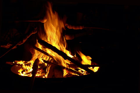 fuoco, fuoco di bivacco, attaccare il pane, bruciare, fiamma, illuminazione, fuoco di legna, fuoco - fenomeno naturale, calore - temperatura, ardente, avvicinamento, rosso, legno - materiale, natura, camino, raggiante, notte, legna, ceppo, legna da ardere, colore arancione, nessuno, falò, buio, movimento, lunga esposizione, all'aperto, 2K, CC0, dominio pubblico, privo di copyright