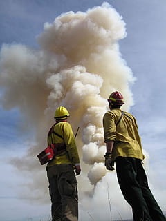 Fumo, fuoco, grande, davanti, stare in piedi, i vigili del fuoco, uomini, maschio, persone, cielo, fumo - struttura fisica, persone reali, nuvola - cielo, natura, tre quarti, giorno, in piedi, Inquadratura dal basso, all'aperto, occupazione, pompiere, comunicazione, due persone, capi di abbigliamento, retrovisore, coraggio, stili di vita, inquinamento, inquinamento dell'aria, vestiti caldi, 2K, CC0, dominio pubblico, privo di copyright
