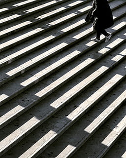 person, iført, svart, jakke, gå, trappfotografering, trapphus, trinn, stein, skygge, adidas, joggesko, trapp, arkitektur, ekte folk, én person, trapper og trapper, lav seksjon, mønster, dag, livsstil, høy vinkel visning, menneskelig ben, voksen, kvinner, utendørs, bygget struktur, kroppsdel, gjentakelse, fritidsaktivitet, 1080P, CC0, offentlig domene, opphavsrett gratis