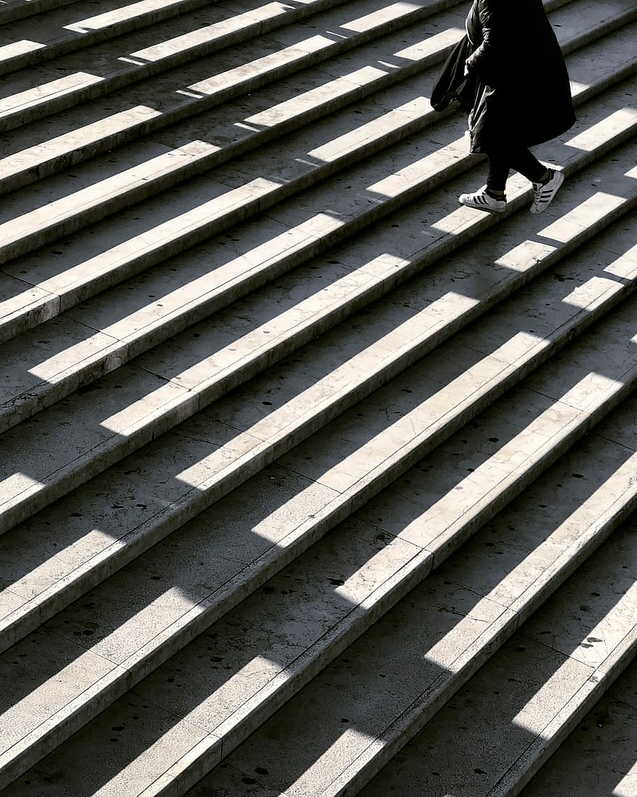 osoba, nošení, Černá, Bunda, chůze, fotografování schodišť, schodiště případ, kroky, kámen, stín, adidas, tenisky, schodiště, architektura, skutečných lidí, jedna osoba, schodiště a schodiště, nízká sekce, vzor, den, životního stylu, vysoký úhel pohledu, lidská noha, dospělý, ženy, venku, stavba, část těla, opakování, volnočasové aktivity, 1080P