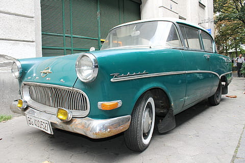 bil, gammel, oldtimer, årgang, retro, transportmidler, køretøj, klassisk, auto, automobil, antik, gade, hjul, stil, køre, grunge, motor, by-, by, gammeldags, transportform, motor køretøj, retro stylet, vintage bil, land køretøj, stationær, bygget struktur, arkitektur, dag, bygning udvendig, forlygte, udendørs, metal, ingen mennesker, turkisfarvet, garage, 4K, CC0, offentligt domæne, royaltyfrie