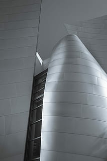 graue architektonische Gestaltung, Architekturmodell, Gebäude, die Architektur, Struktur, Fenster, Glas, gebaute Struktur, Gebäudehülle, Flachwinkelansicht, keine Leute, Muster, Stadt, Tag, Sonnenlicht, modern, Natur, draußen, Himmel, Büro, Reflexion, Wandbau - Funktion, Industrie, große Höhe, Backstein, Bürogebäude außen, silberfarben, 2K, CC0, gemeinfrei, lizenzfrei