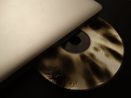 CD, DVD, calculator, a arde, negru, alb, maro, laptop, program, infestare, deteriorat, deteriora, haos, camuflaj vopsea, a închide, nici o persoana, în interior, studio shot, tehnologie, muzică, gramofon, stil retro, un singur obiect, record, vedere în unghi mare, disc compact, arta culturii și divertismentului, reflecţie, învechit, Fundal negru, spațiu copie, nostalgie, natură, agresiune, 2K, CC0, domeniu public, fără drepturi de autor