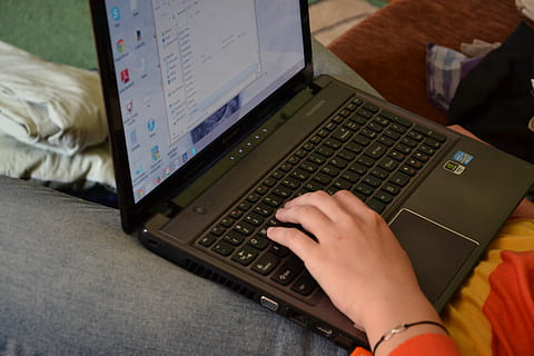 tietokone, tietokoneet, näppäimistö, laitteet, elektroniikka, käyttää, kirjoittaa, kannettava tietokone, elektroniset laitteet, elektroninen, kirjoittaminen, työ, tekniikka, langaton tekniikka, viestintä, yhteys, huonekalut, ihmisen käsi, käsi, sisällä, yksi henkilö, ihmiskehon osa, tietokonelaitteisto, sänky, teksti, aikuinen, lähikuva, korkea kulma, käyttää kannettavaa tietokonetta, 2K, CC0, public domain, rojaltivapaa