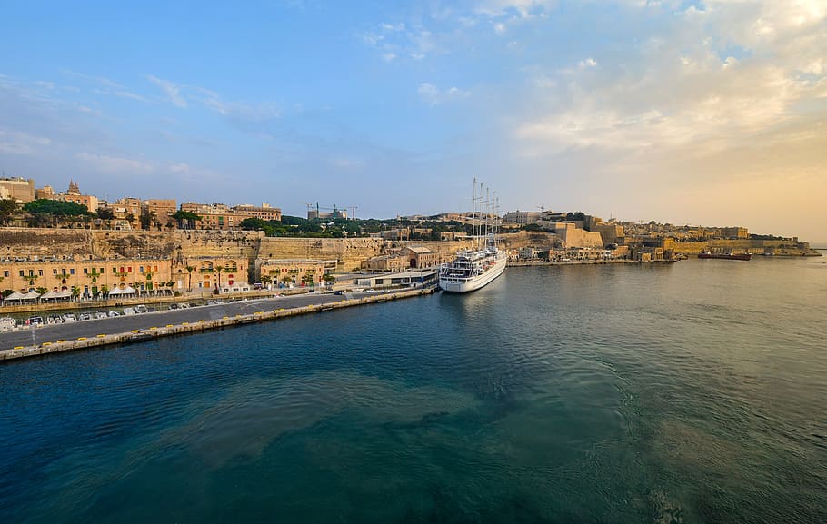 Malta, port, dafin, navă, mare, maltez, Mediterana, Valetta, marina, malul mării, arhitectură, apă, construită, cer, exteriorul clădirii, oraș, clădire, natură, peisaj urban, destinații de călătorie, râu, zonă rezidențială, nor - cer, nici o persoana, transport, în aer liber, conexiune, 4K