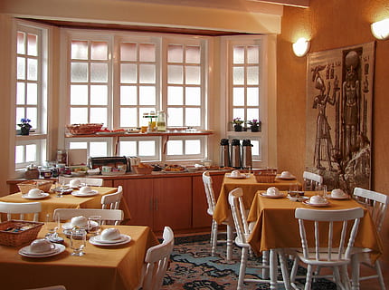 frukostbord, frukost, frukostbordet, tabell, fönster, sittplats, inomhus, mat och dryck, stol, inget folk, frånvaro, möbel, dag, miljö, plats inställning, restaurang, företag, stor grupp av objekt, mat, arkitektur, dryck, arrangemang, glas, 1080P, CC0, offentligt domän, royaltyfria