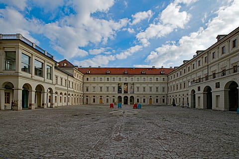 stadtschloss, Weimar, Thüringen Deutschland, Deutschland, alte Stadt, altes Gebäude, Sehenswürdigkeiten, Kultur, Kunst, Gebäude, Geschichte, Schloss, die Architektur, Gebäudehülle, gebaute Struktur, Himmel, die Vergangenheit, wolke - himmel, Reiseziele, Tag, Natur, Tourismus, echte Menschen, Stadt, Frau, zufällige Menschen, Villa, Menschen, Gruppe von Leuten, Reise, architektonische Säule, Hof, 5K, CC0, gemeinfrei, lizenzfrei