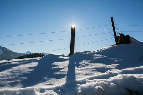 vinter, sol, sne, baglygte, ZAU, hegn post, kold temperatur, himmel, natur, sollys, scenics - natur, skønhed i naturen, grænse, bjerg, hegn, dag, barriere, dækker, ro, Frosset, rolig scene, snedækket bjerg, forbindelse, ingen mennesker, udendørs, skisportssted, 5K, CC0, offentligt domæne, royaltyfrie