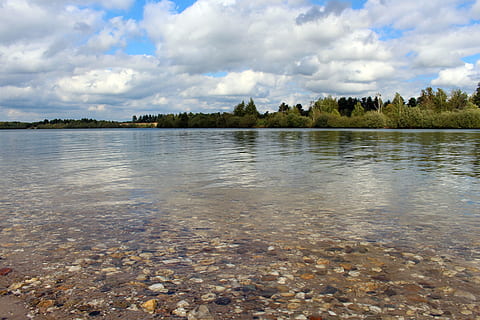 aigües, naturalesa, cel, reflexió, llac, viatjar, estiu, paisatge, núvol, núvols foscos, humor, arbres, verd, formen núvols, blau, enorme, núvols de cúmuls, bonic, assolellat, drama, brillant, cel blau, dramàtica, dia d’estiu, imposant, cel cobert, cobert, temps, horitzó, dom, volar, clima, llunyà, maasduinen, Parc Nacional, Països Baixos, visió, ampli, encara, atmosfera, pedres, netejar, clar, aigua, núvol - cel, escenics - natura, bellesa a la natura, arbre, tranquil·litat, escena tranquil·la, cap gent, dia, planta, terra, a l'aire lliure, platja, idíl·lic, còdols, poc profund, 2K, CC0, domini públic, lliure de regalies