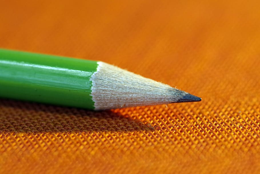 matita verde, matita, scrivere, affilato, verde, Stazionario, ufficio, scuola, formazione scolastica, scienza, scrivania, lavoro, colore arancione, colore verde, avvicinamento, nessuno, in casa, giorno, persone, strumento di scrittura, fatto dall'uomo, Oggetto creato dall'uomo, acuto, apprendimento, creatività, forniture per ufficio, arte e artigianato, carta, compiti a casa, 5K