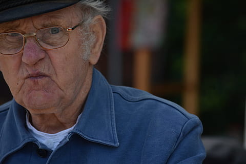 Mensch, Mann, Arbeitskräfte, Gesicht, Spannung, Mensch, Mann, Hamburg, älterer Erwachsener, Nur ein älterer Mann, ältere Männer, Nur ein Mann, eine Person, graue Haare, Brille, Porträt, Männer, Erwachsene, Kopfschuss, Vorderansicht, Fokus auf den Vordergrund, Legere Kleidung, Nahansicht, Lebensstile, Emotion, reife Männer, Betrachtung, weißes Haar, 5K, CC0, gemeinfrei, lizenzfrei