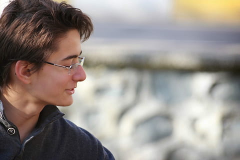 човек, очила, преглед, млад, експозиция, контакт, изстрел в главата, само един човек, само мъже, един човек, само за възрастни, размишление, портрет, млад възрастен, търси, фокусиране върху преден план, страничен изглед, погледнете далеч, занимание за свободното време, едър план, ежедневно облекло, начин на живот, ден, възрастен, усмихнати, на открито, изглед на профил, тийнейджър, юношество, прическа, 1080P, CC0, обществено достояние, роялти безплатно