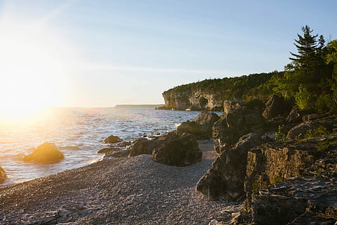 Landschaftsfotografie, Weiß, Sand, felsig, Strand, Insel, neben, Seeufer, Rock, Ozean, Sonnenuntergang, Küste, Meer, Sonne, Sonnenaufgang, Natur, Wasser, Landschaft, Cliff, Baum, Horizont, Land, Himmel, Szenen - Natur, solide, Rock - Objekt, Schönheit in der Natur, ruhige Szene, Ruhe, keine Leute, Horizont über Wasser, Bewegung, draußen, felsige Küste, 4K, CC0, gemeinfrei, lizenzfrei
