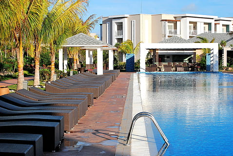noutate, soare, odihnă, relaxa, bazat, vacanţă, călătorie, apă, paradis, baie, hotel, climat tropical, hotel de lux, palmier, stațiune turistică, vacante, arhitectură, construită, exteriorul clădirii, copac, clădire, piscină, plantă, piscina, natură, luxos, casă, bogatie, zi, nici o persoana, cer, lumina soarelui, în aer liber, modern, coloană arhitecturală, 2K, CC0, domeniu public, fără drepturi de autor