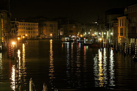 kanal, støvle, nattelys, hjem, nat, lys, romantisk, uden turister, venedig, afspejling, vand, belyst, bygning udvendig, arkitektur, bygget struktur, by, havnefronten, natur, ingen mennesker, bygning, nautiske fartøj, transportmidler, boligområde, udendørs, transportform, 4K, CC0, offentligt domæne, royaltyfrie