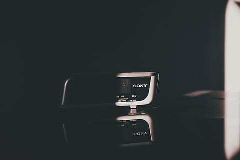 gris, noir, Sony caméscope, sony, voiture, stéréo, foncé, pièce, réflexion, électronique, La technologie, appareil, personne, à l'intérieur, fermer, temps, l'horloge, journée, nombre, radio, prise de vue en studio, espace de copie, affichage numérique, véhicule à moteur, la communication, objet unique, intérieur de voiture, lien, fond noir, écran, mise au point sélective, 4K, CC0, domaine public, libre de droits