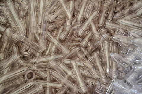 kæledyr, materiale, polyethylen, kæledyr præforme, plast, præforme, blank, fremstille, hvid, gennemsigtig, industriel, industri, baggrunde, fuld ramme, ingen mennesker, stor gruppe af objekter, tæt på, udendørs, stilleben, overflod, mønster, indendørs, høj vinkel visning, tekstureret, gentagelse, direkte over, mad og drikke, bunke, dag, mad, 4K, CC0, offentligt domæne, royaltyfrie