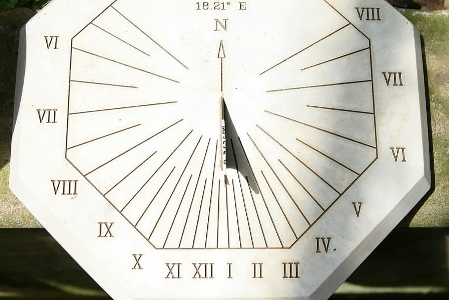 blanc, negre, numèric, tauler de números, sol, marcar, rellotge de sol, temps, veure, rellotge, vell, antiguitat, instrument, vintage, navegació, brúixola, llautó, món, estil, retro, antic, passat de moda, nostàlgic, geografia, ombra, hores, minut, segon, estiu, assolellat, dia, llum, nit, la llum del dia, nombre, cap gent, primer pla, nombre romà, text, comunicació, roman, forma, naturalesa, guió occidental, forma geomètrica, a l'aire lliure, patró, centrar-se en primer pla, arquitectura, estructura construïda, Minuta, 2K