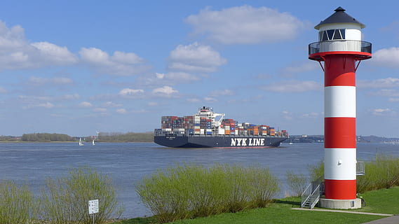 rot, Weiß, Leuchtturm, Strand, tagsüber, Containerschiff, Fluss, Elbe, Flusslandschaft, breit, Wasser, Transport, Wasserfahrzeug, Himmel, Transportmittel, die Architektur, Beratung, Natur, Meer, gebaute Struktur, Schiff, Gebäudehülle, Tag, wolke - himmel, Turm, Schutz, keine Leute, draußen, 4K, CC0, gemeinfrei, lizenzfrei