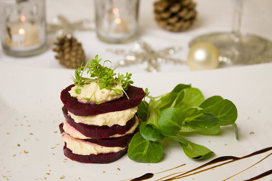 prezzemolo verde, barbabietola, rapa, verdure, rosso, colorato, hummus, insalata, menu, Natale, antipasto, vegetariano, vegano, erbe aromatiche, salutare, festivo, decorazione, vitamine, nutrizione, cibo, mangiare, cucinare, solennemente, cibo e bevande, in casa, avvicinamento, nessuno, mangiare sano, freschezza, verdura, piatto, pronto a mangiare, erba, concentrarsi sulle conoscenze acquisite, foglia, tavolo, benessere, basilico, frutta, parte vegetale, condimento, pasto, 5K